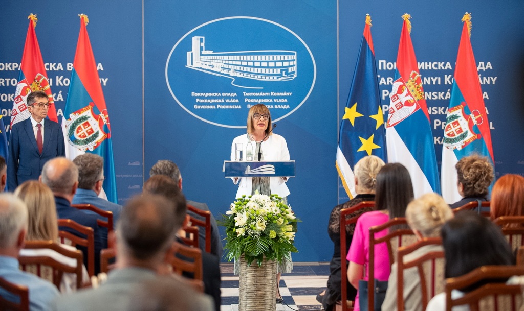 Predsednica Gojkovic dodelila ugovore za odrzavanje i opremanje zdravstvenih ustanova u AP Vojvodini 04